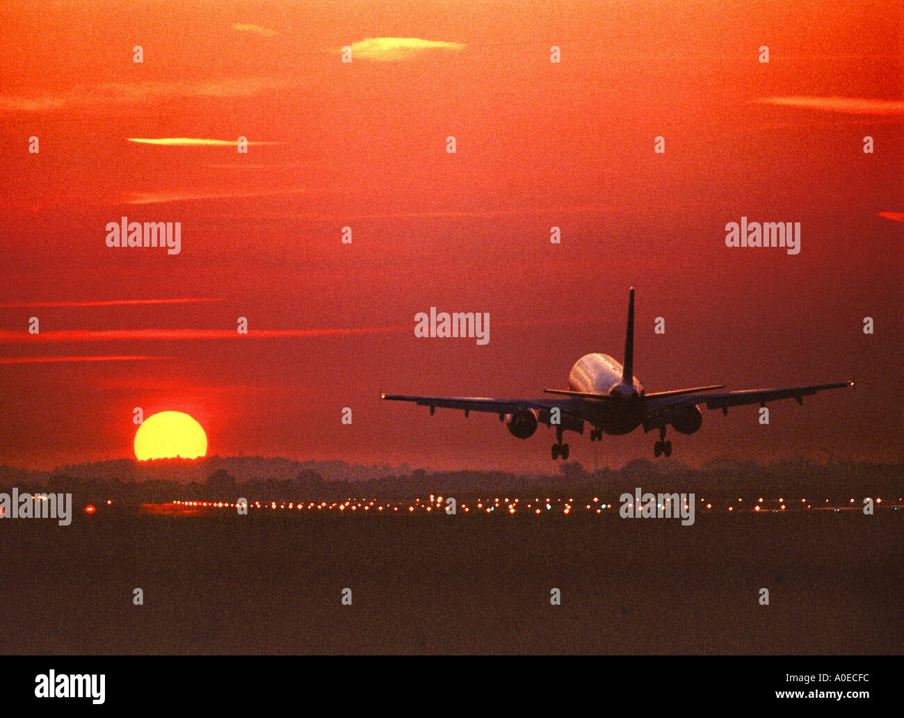 Landing runway hi-res stock photography and images - Alamy