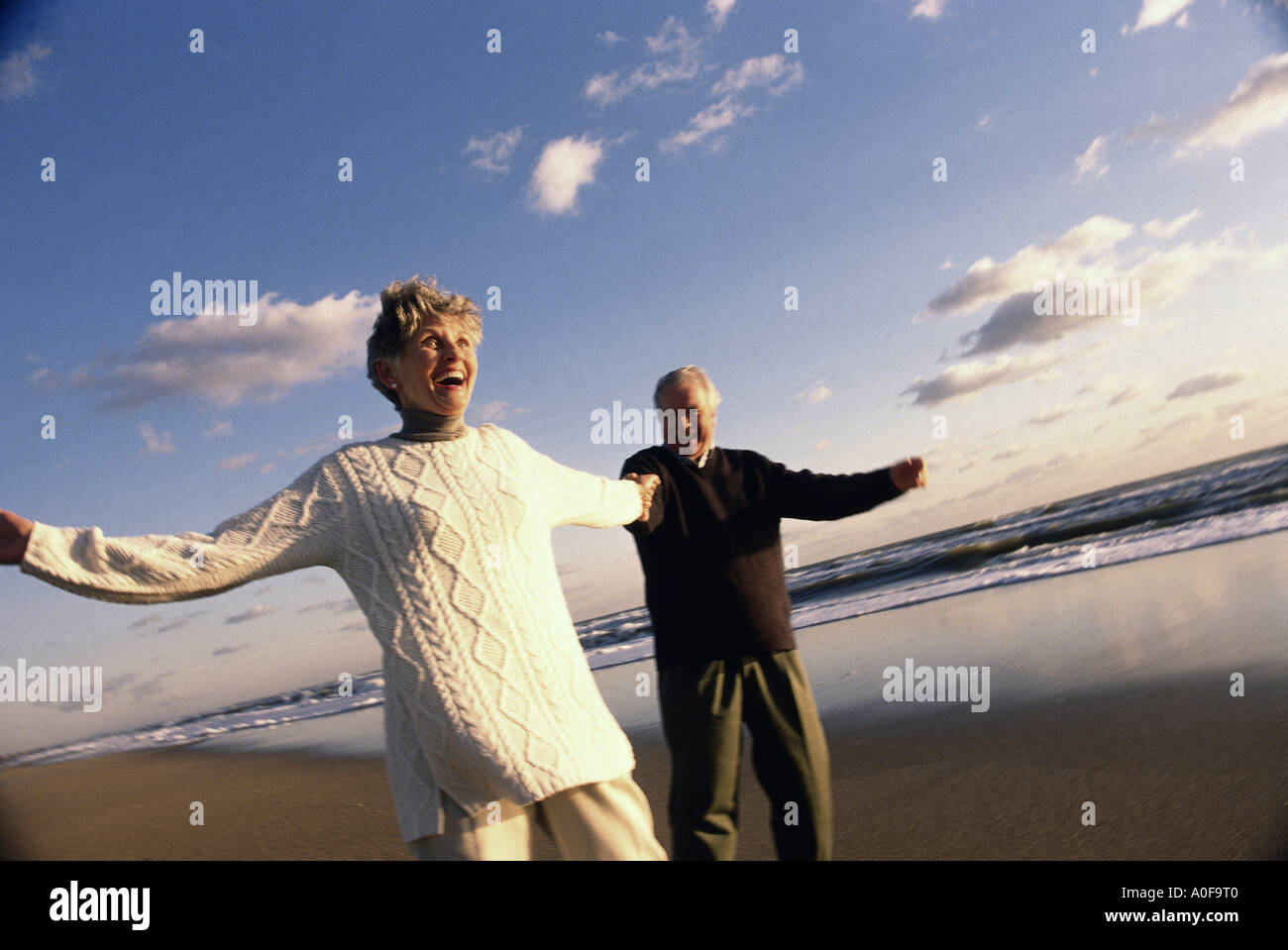 Couple holding hands beach hi-res stock photography and images - Alamy