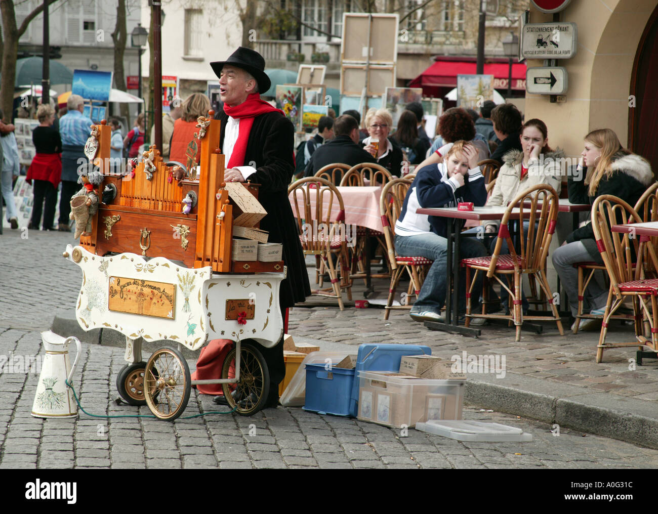 Paris street singer Stock Photo - Alamy