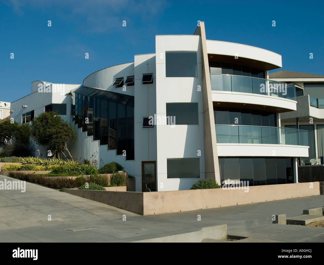 Ultra modern white home Stock Photo - Alamy