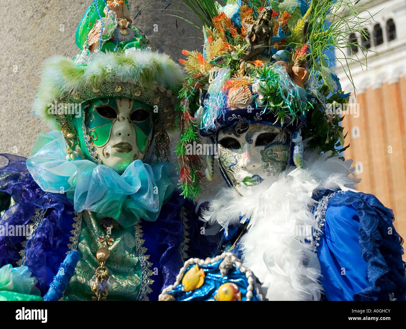 Masked couple gondola venice hi-res stock photography and images - Alamy