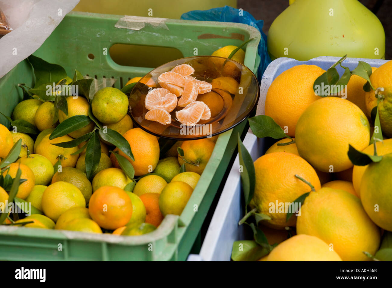 ORANGES AND SATSUMAS WITH SEGMENTS TO TRY AT LOCAL MARKET IN THE TOWN CENTRE OF OLD PAPHOS, CYPRUS Stock Photo