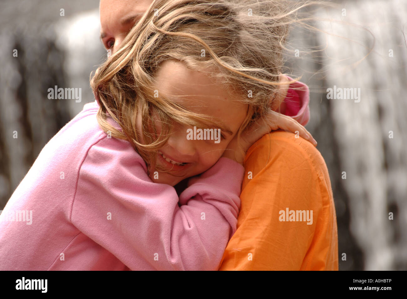 Объятия мамы и Дочки. Девочка грустно обнимает маму. Лежачая мать обнимает дочку. Мама обнимает испуганного рисунок. Мама обнимает ребенка под завалами
