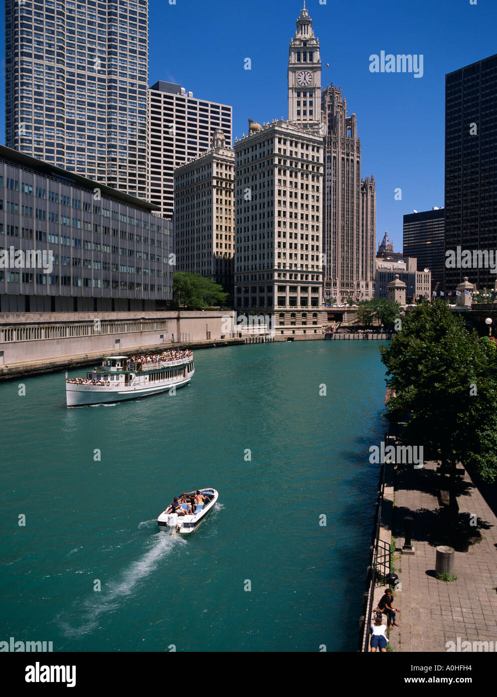 Tour along chicago river hi-res stock photography and images - Alamy
