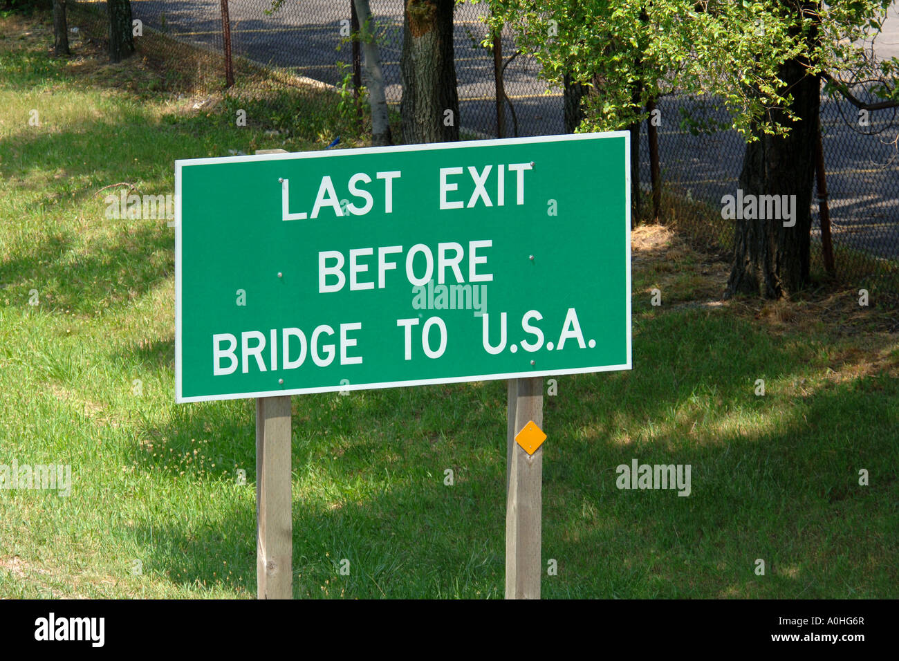 Last signs before exit hi res stock - Last Exit Before The Bridge To The Usa Sign In Canada A0HG6R