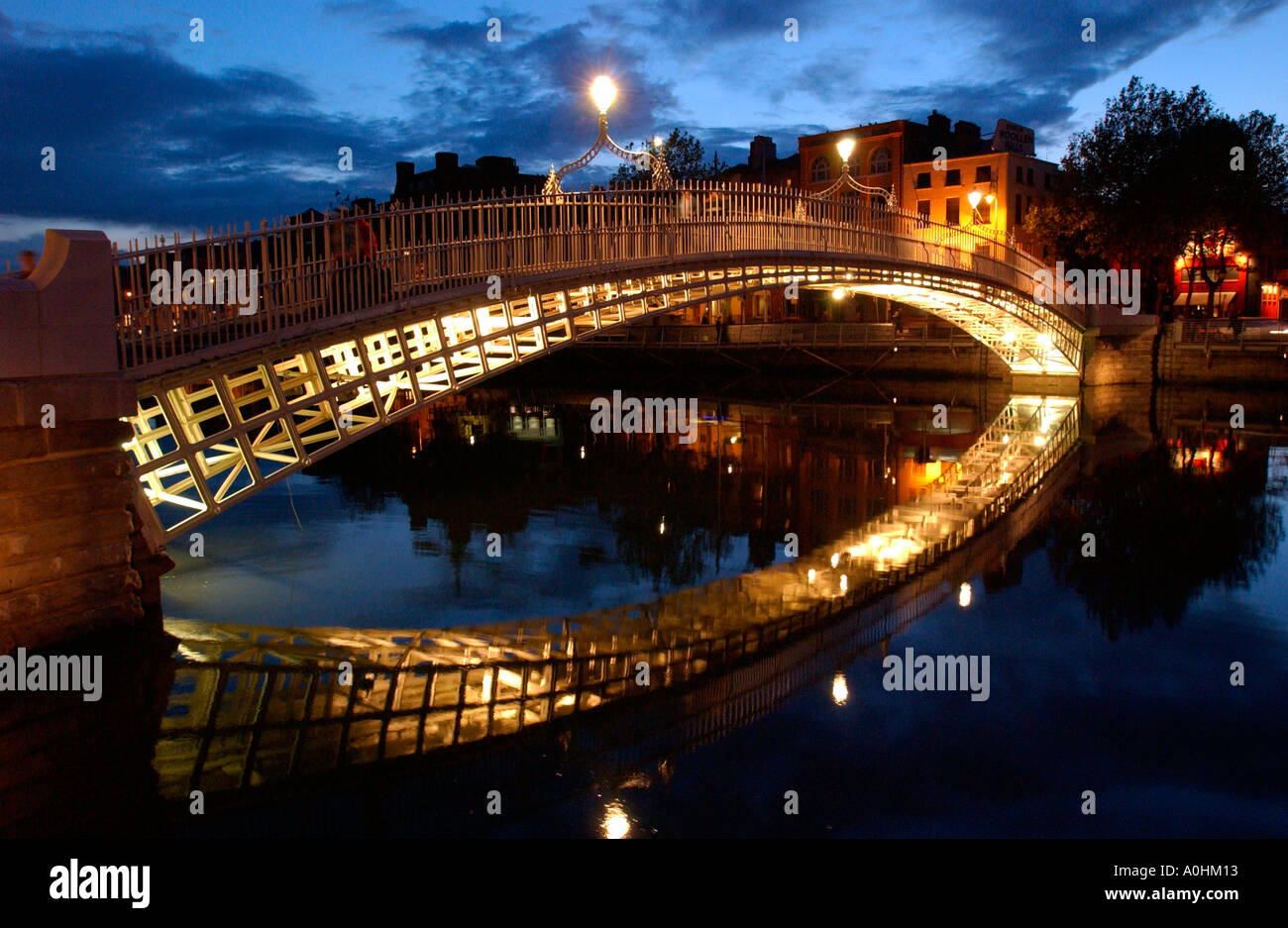 Hapenny bridge dublin hi-res stock photography and images - Alamy