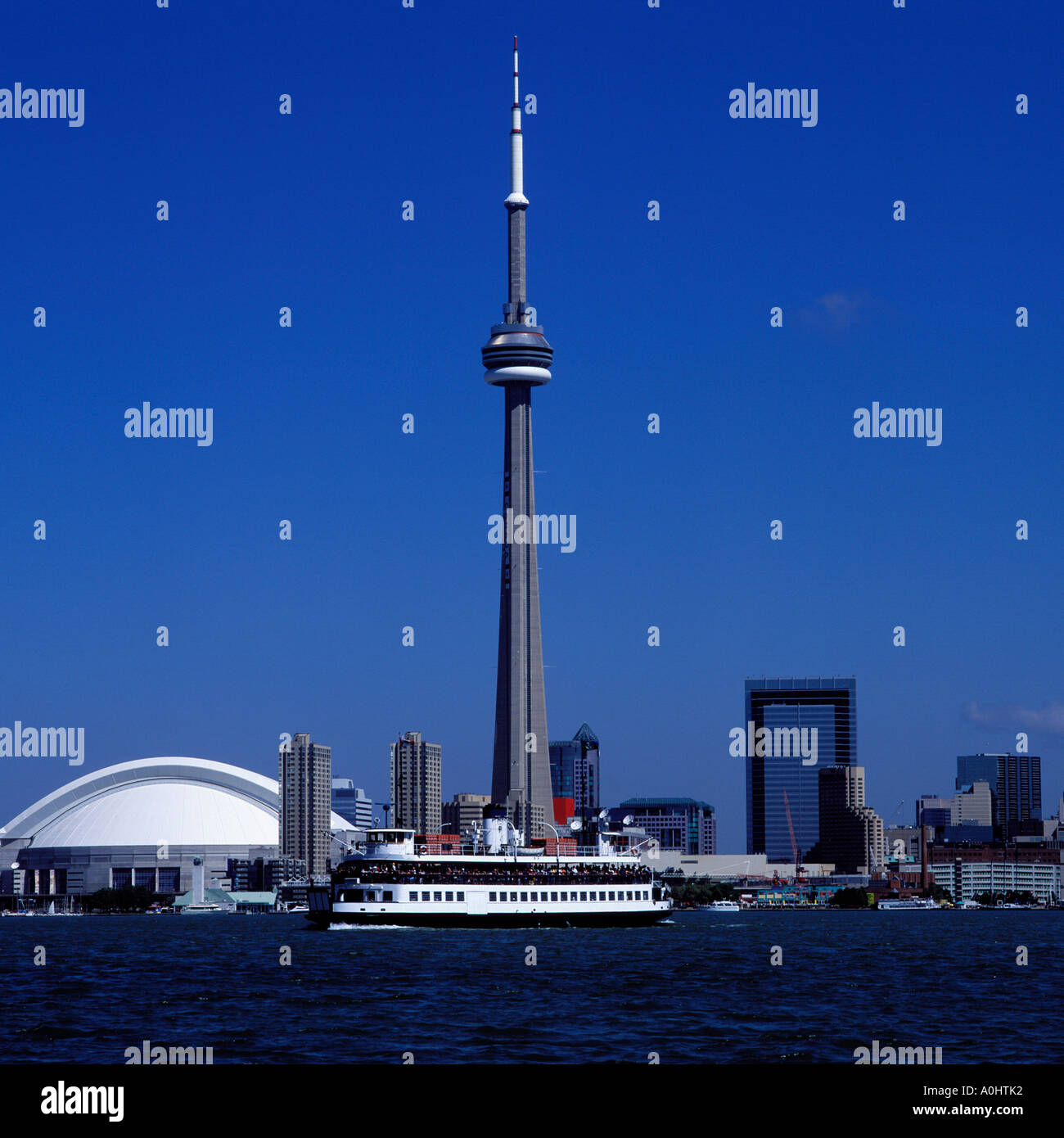 Toronto water blue sky ferry skyline hi-res stock photography and ...