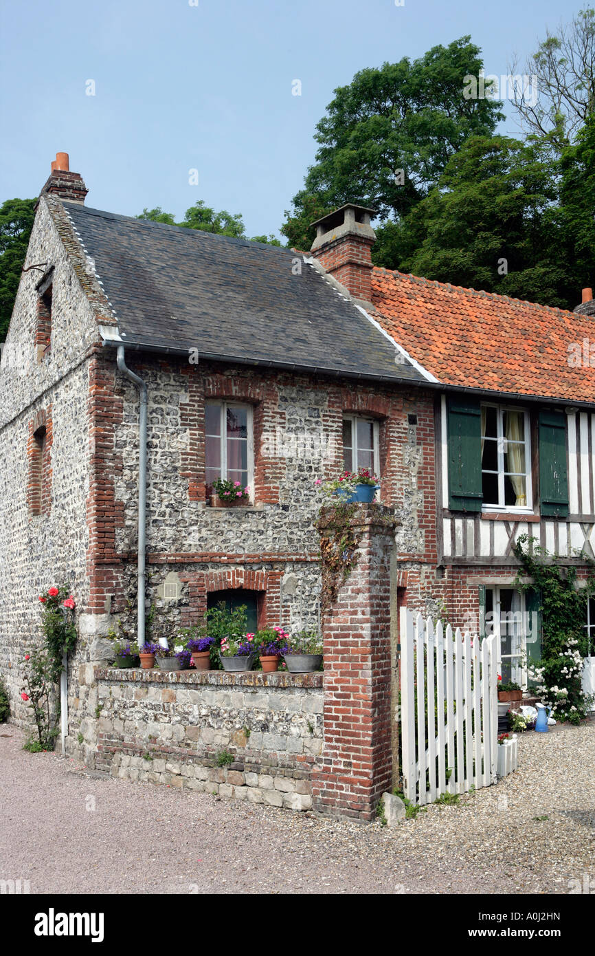 Stone house cottage garden hires stock photography and images Alamy