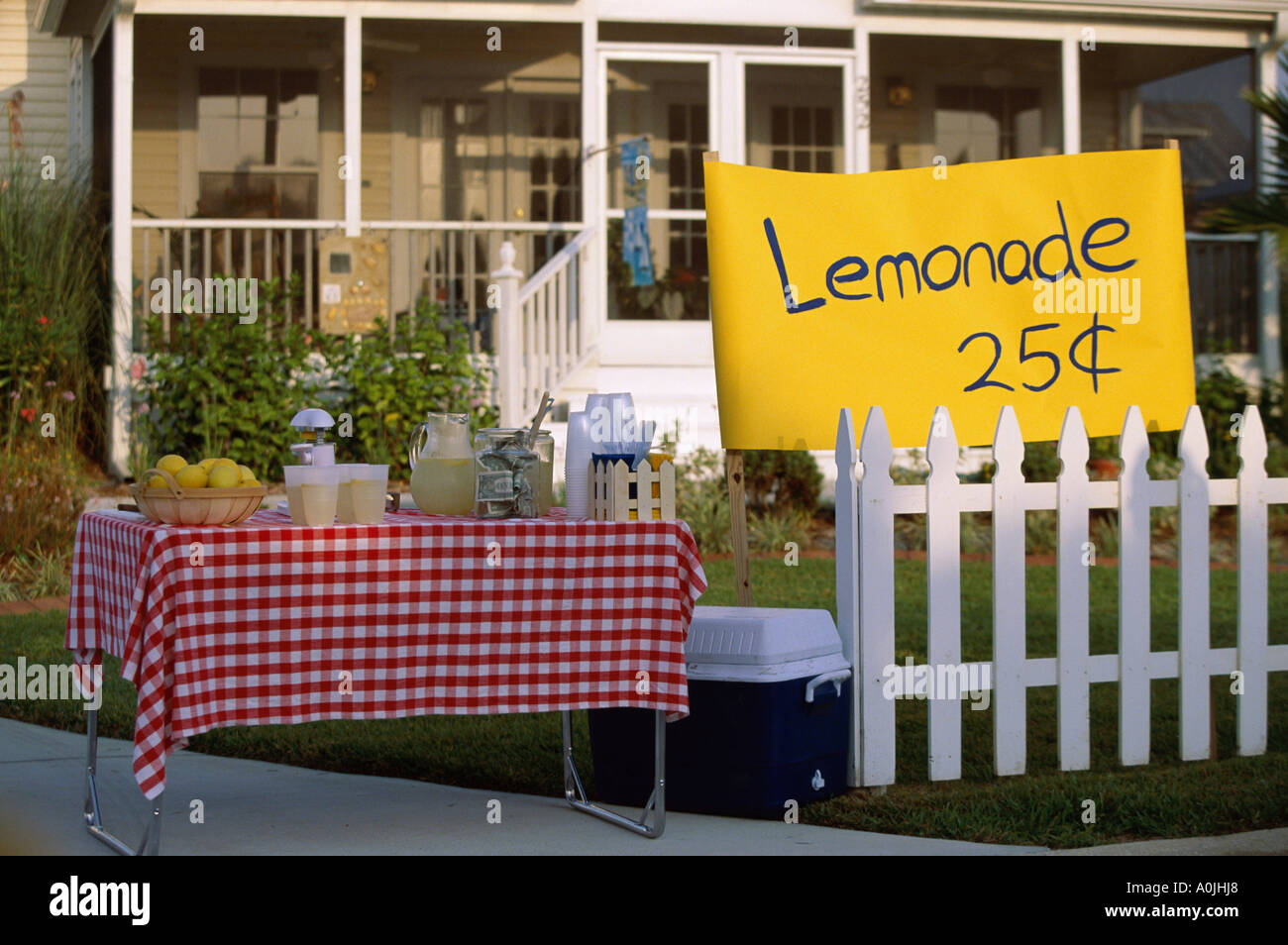 Lemonade stand in front of a house Stock Photo Alamy