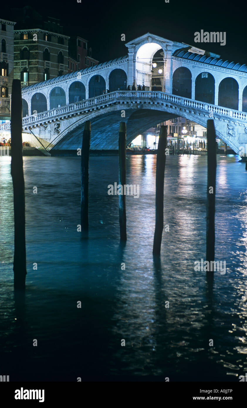 Rialto Bridge illuminated at night in Venice Stock Photo - Alamy