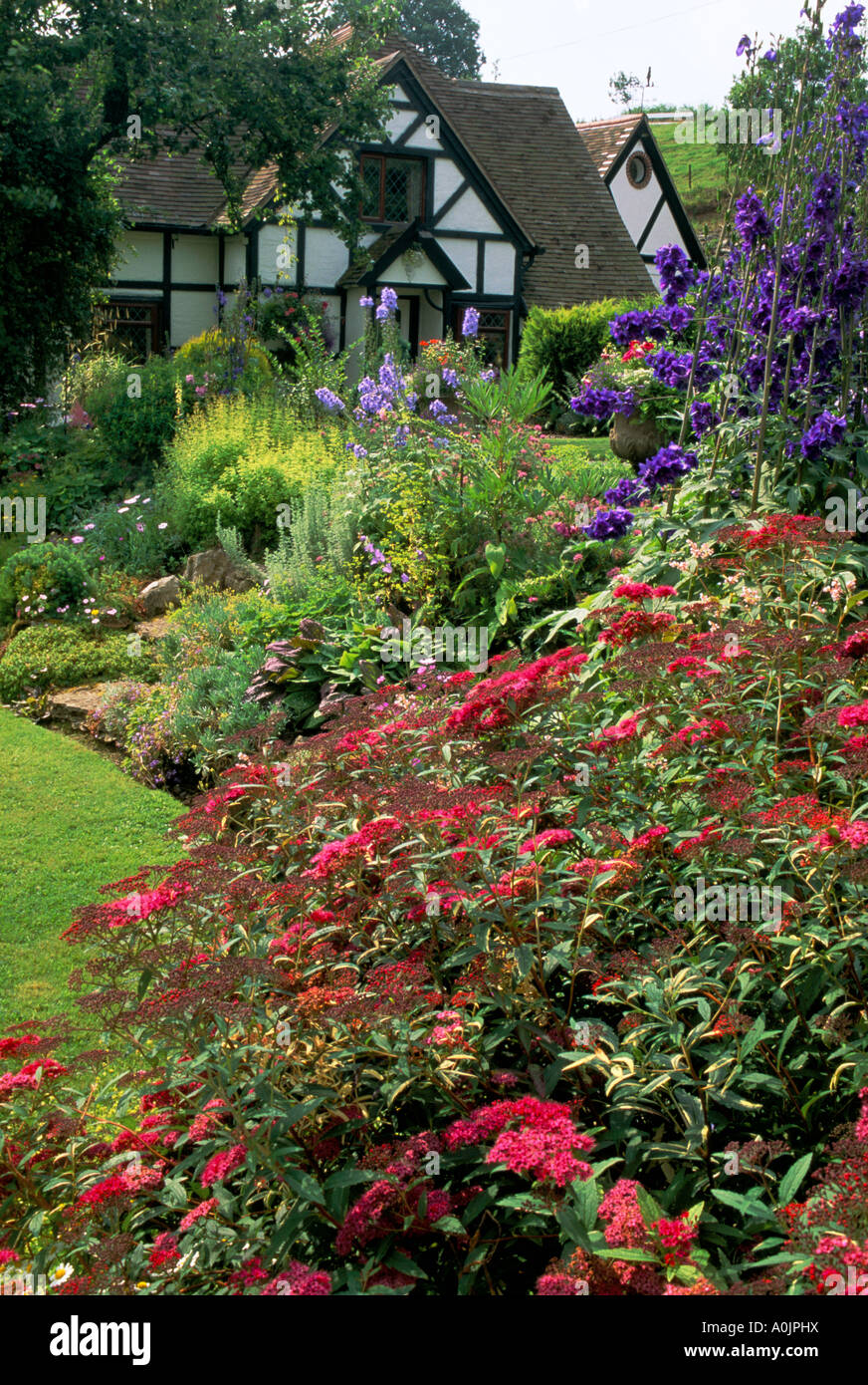 Country garden border hi-res stock photography and images - Alamy