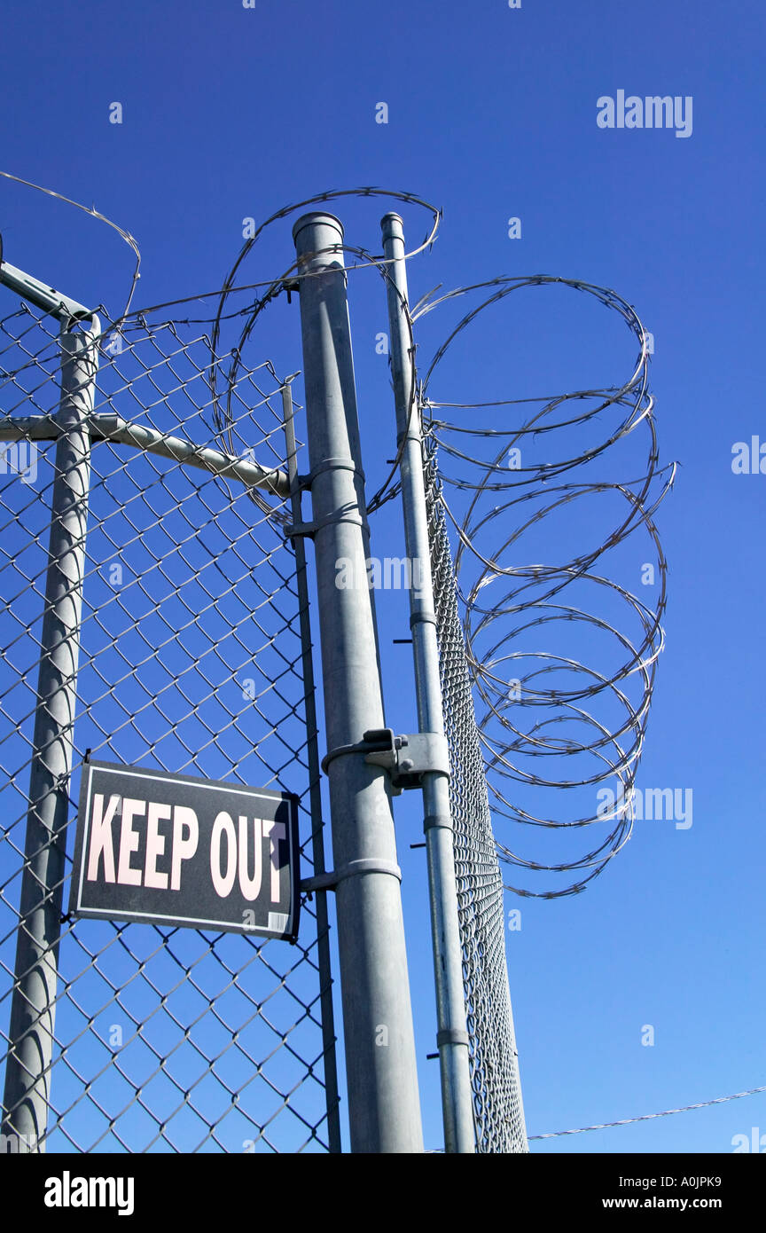 RAZOR AND BARBED WIRE Stock Photo - Alamy