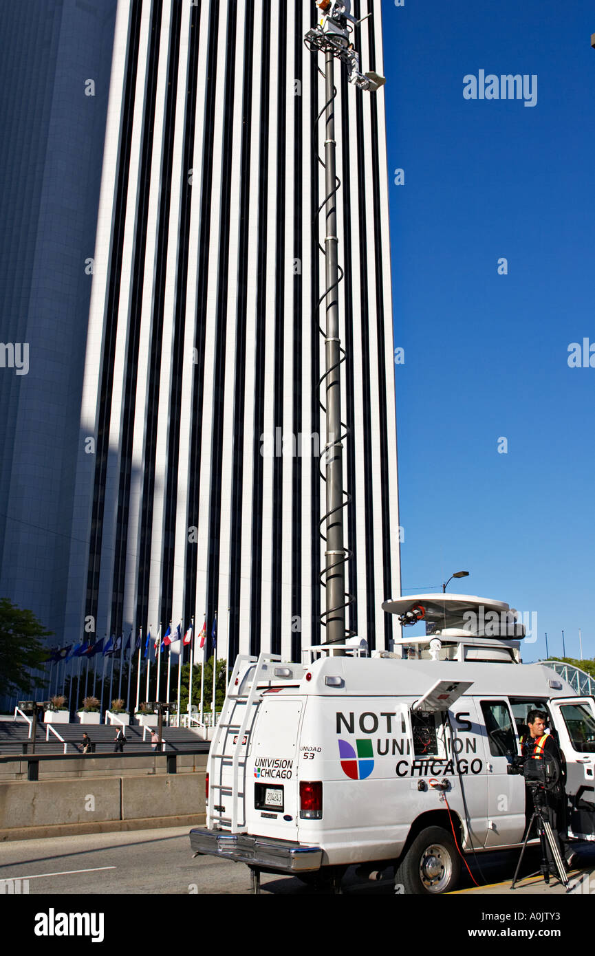 STREET SCENE Chicago Illinois Spanish language news station van on Randolph Street evening news Stock Photo