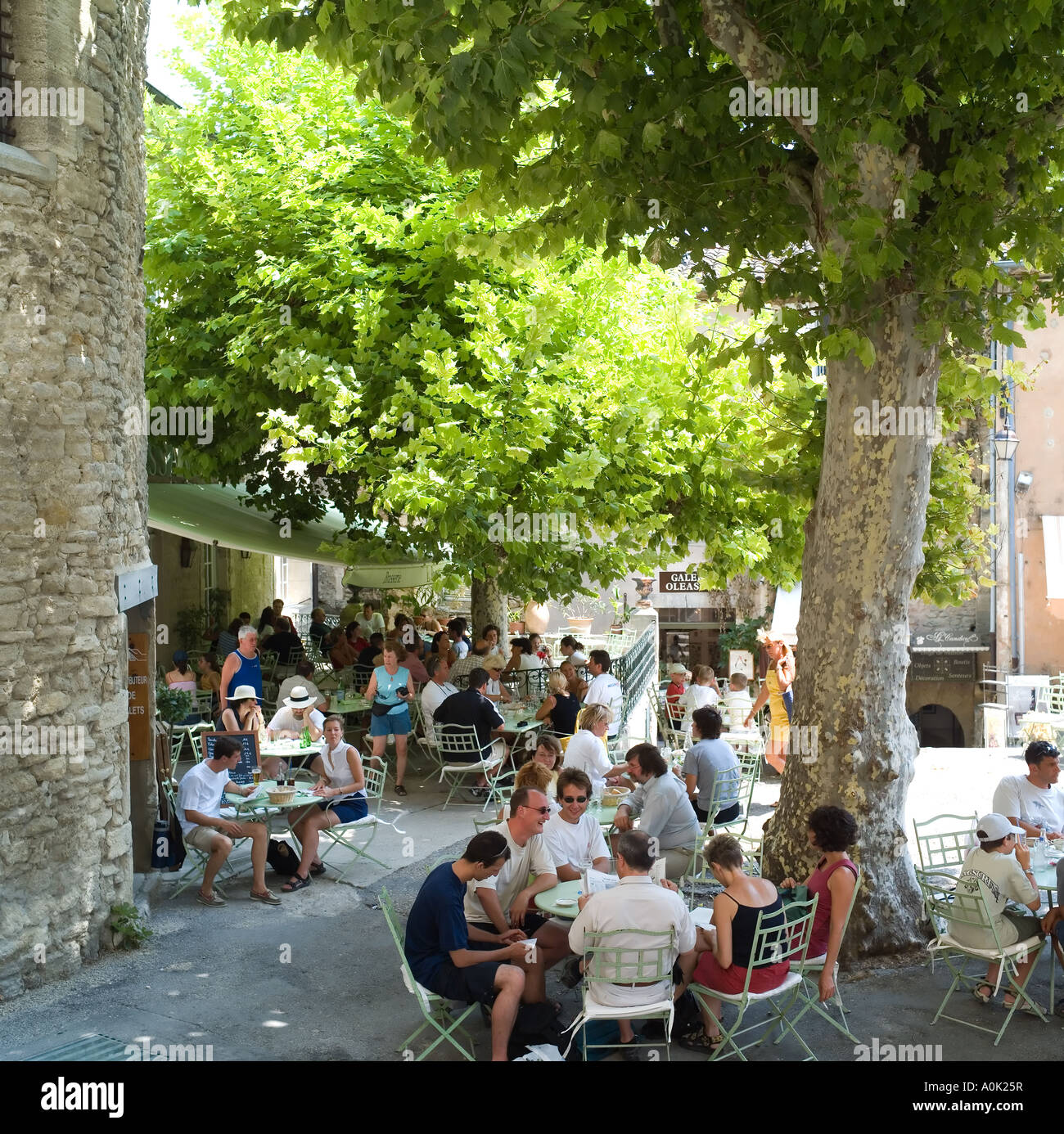 Restaurant terrace in the shade of trees, Gordes, Lubéron, Vaucluse, Provence, France Stock Photo