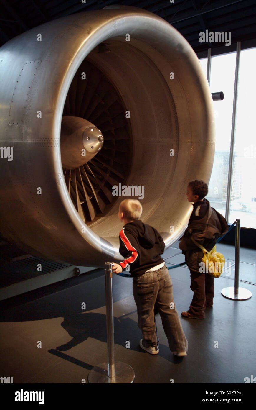 PUPILS LOOKING AT PLANES ENGINE IN SCIENCE MUSEUM LONDON GB BRITAIN
