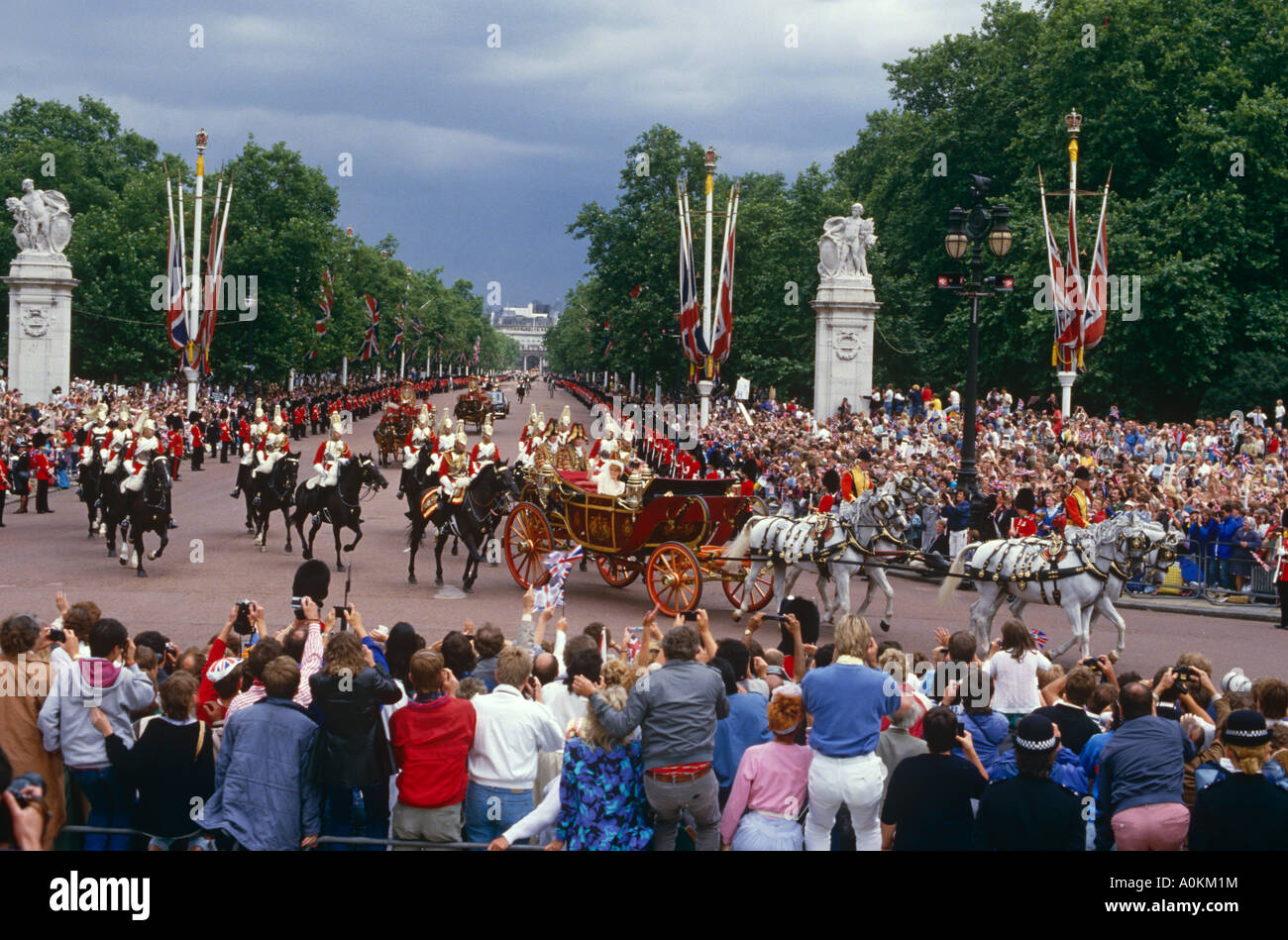 The wedding of Prince Andrew to Sarah, Duchess of York. Carriage in The Mall, London Stock Photo
