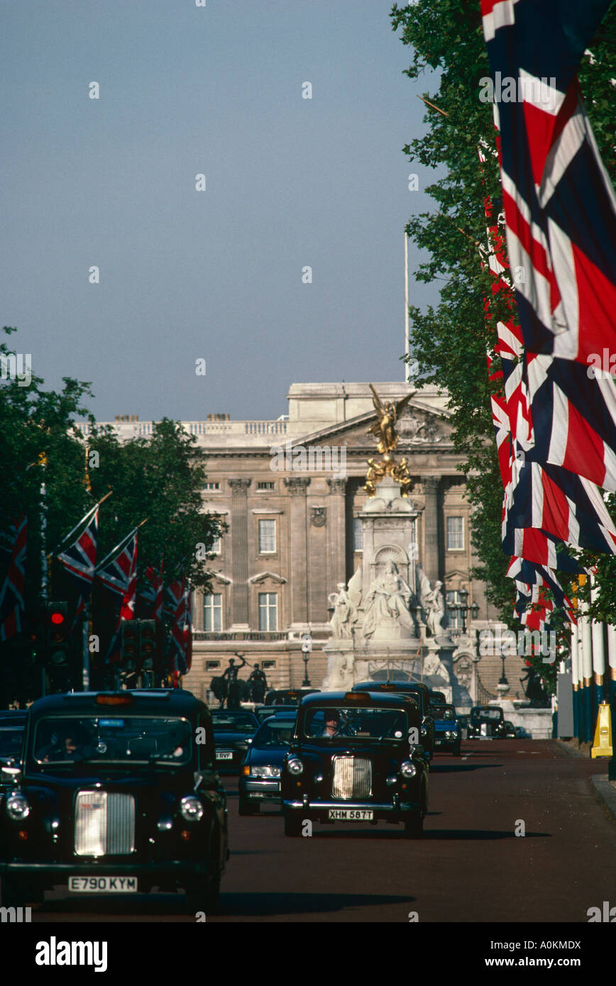 London taxi cabs drive down The Mall in London past Buckingham Palace Stock Photo