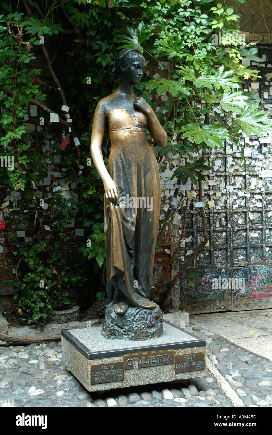 Statue of Juliet Casa di Giulietta supposed home of Sheakspears Juliet  Verona Italy Stock Photo - Alamy
