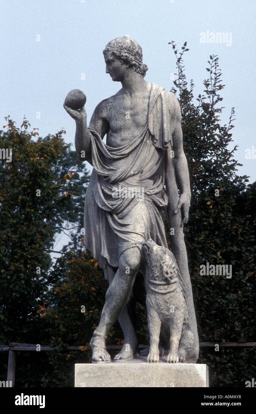 Vienna, Austria: Neoclassical statue at Schoenbrunn Palace Stock Photo