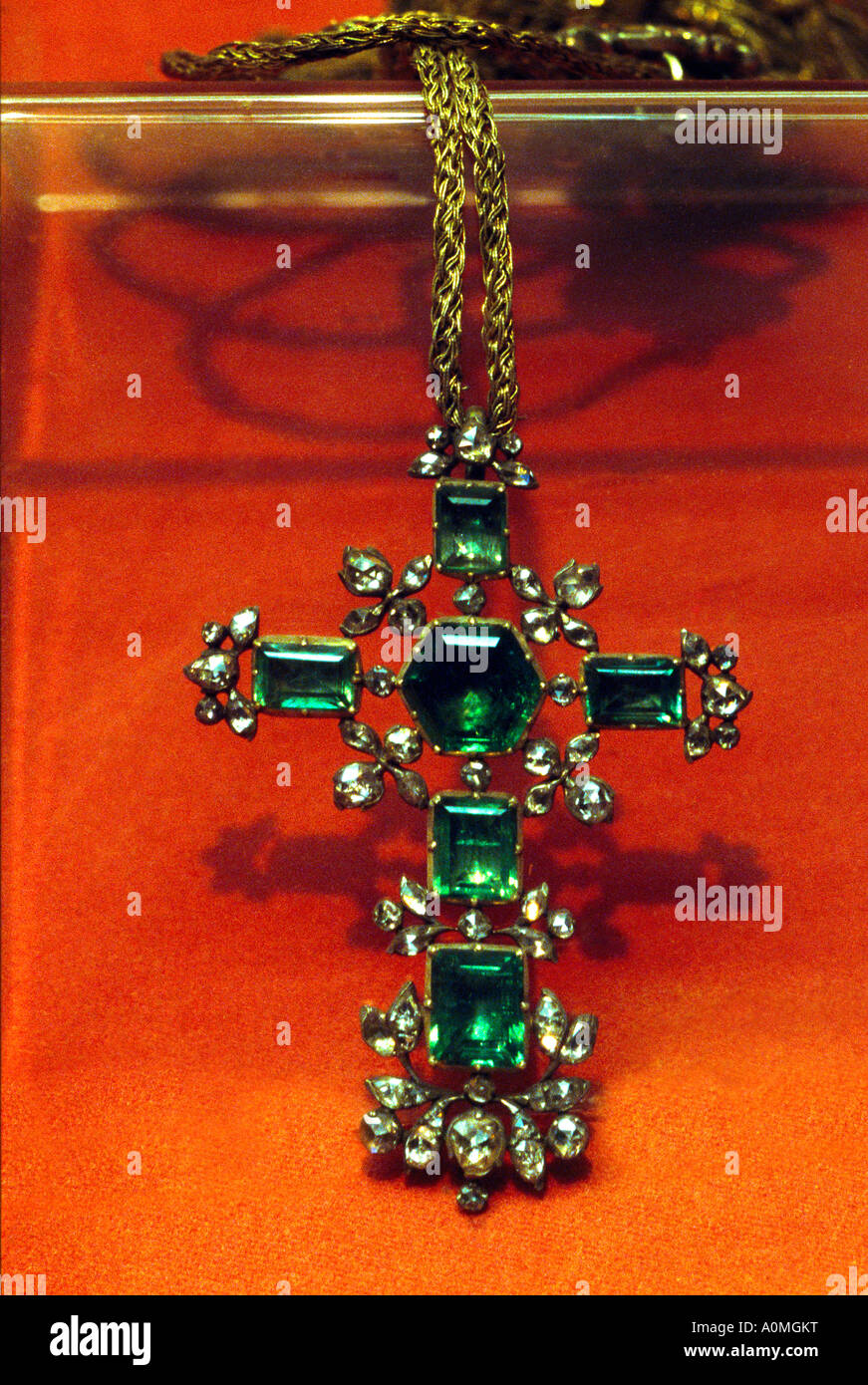 Emerald gold jewellery hi-res stock photography and images - Alamy