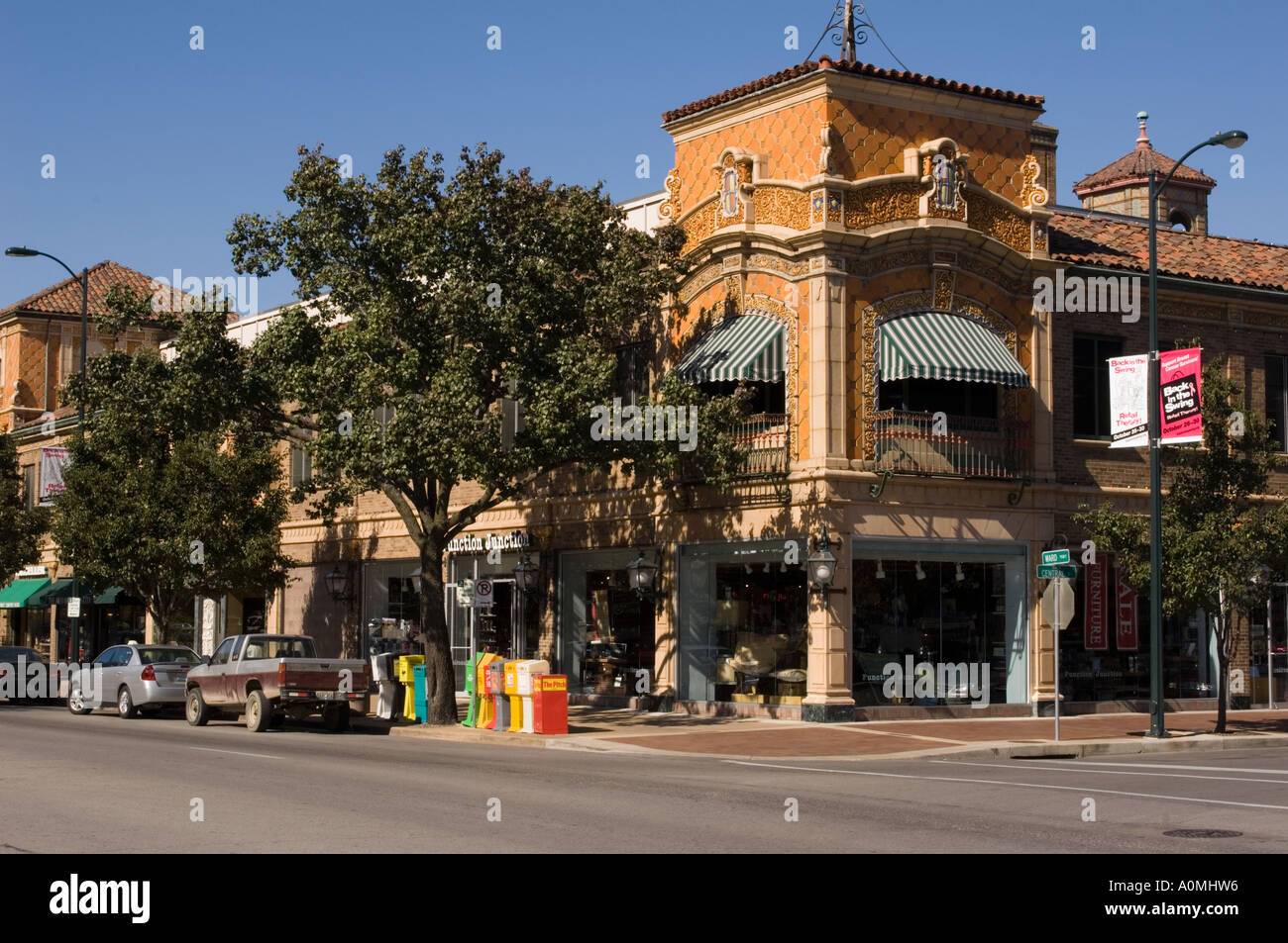 Starbucks in the shopping district of Kansas City, Missouri. County Club  Plaza Stock Photo - Alamy, image size:1300x953