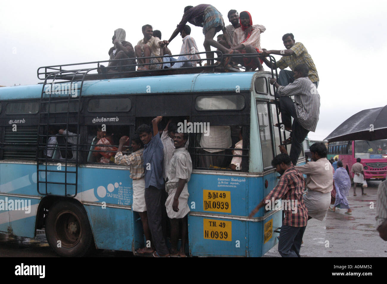 MPD92647 people trying to catch bus after Tsunami earthquake on sea floor Nagapattinum Velankanni Tamil Nadu India 2004 Stock Photo