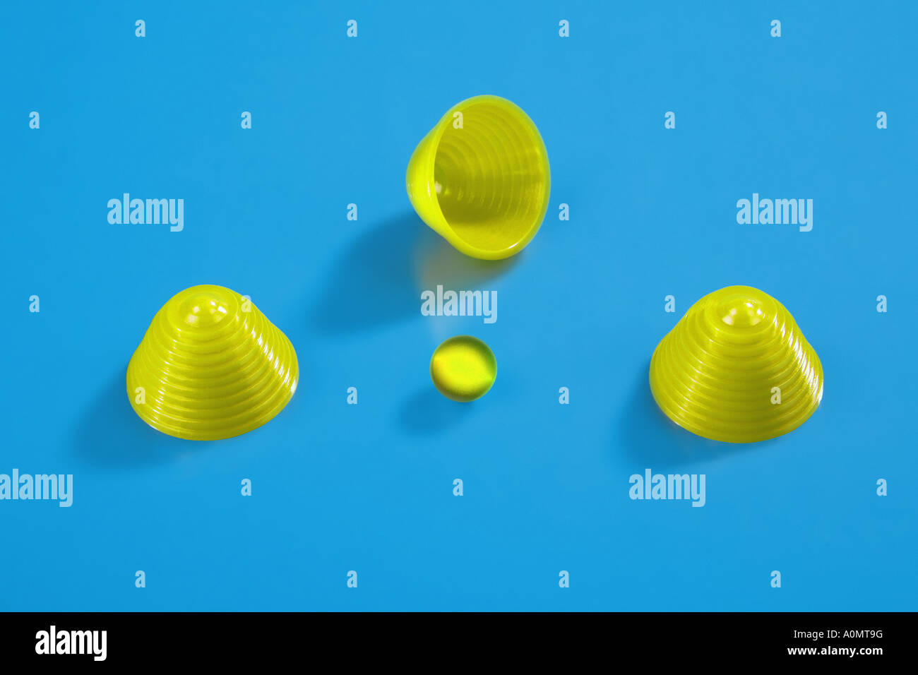 shell game thimblerig Huetchenspiel Stock Photo - Alamy