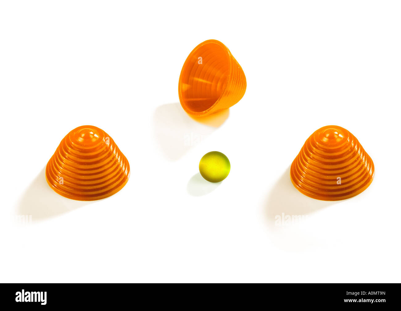 shell game thimblerig Huetchenspiel Stock Photo