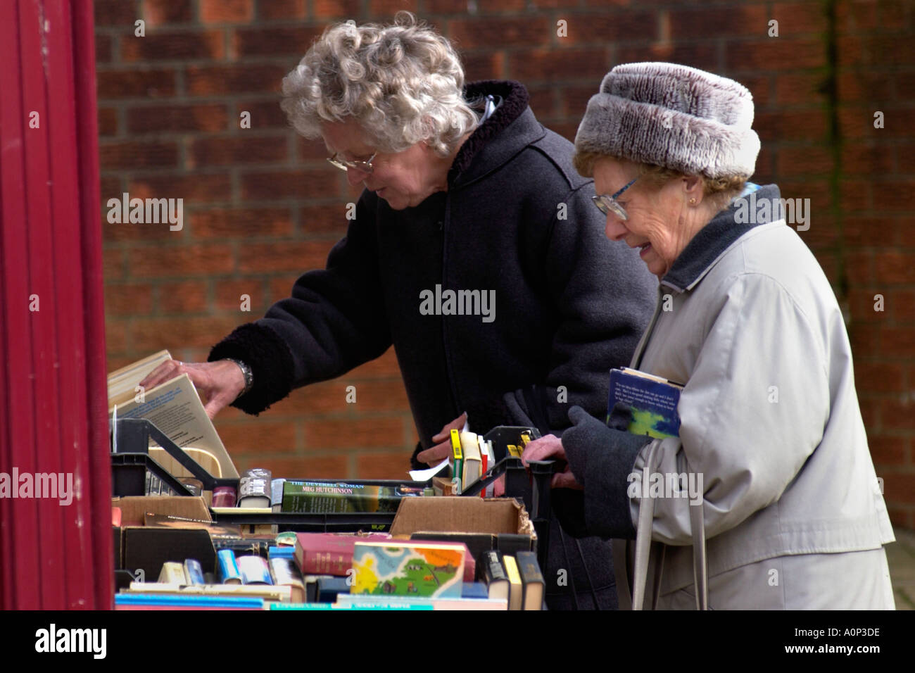 Two elderly ladies outside hi-res stock photography and images - Alamy