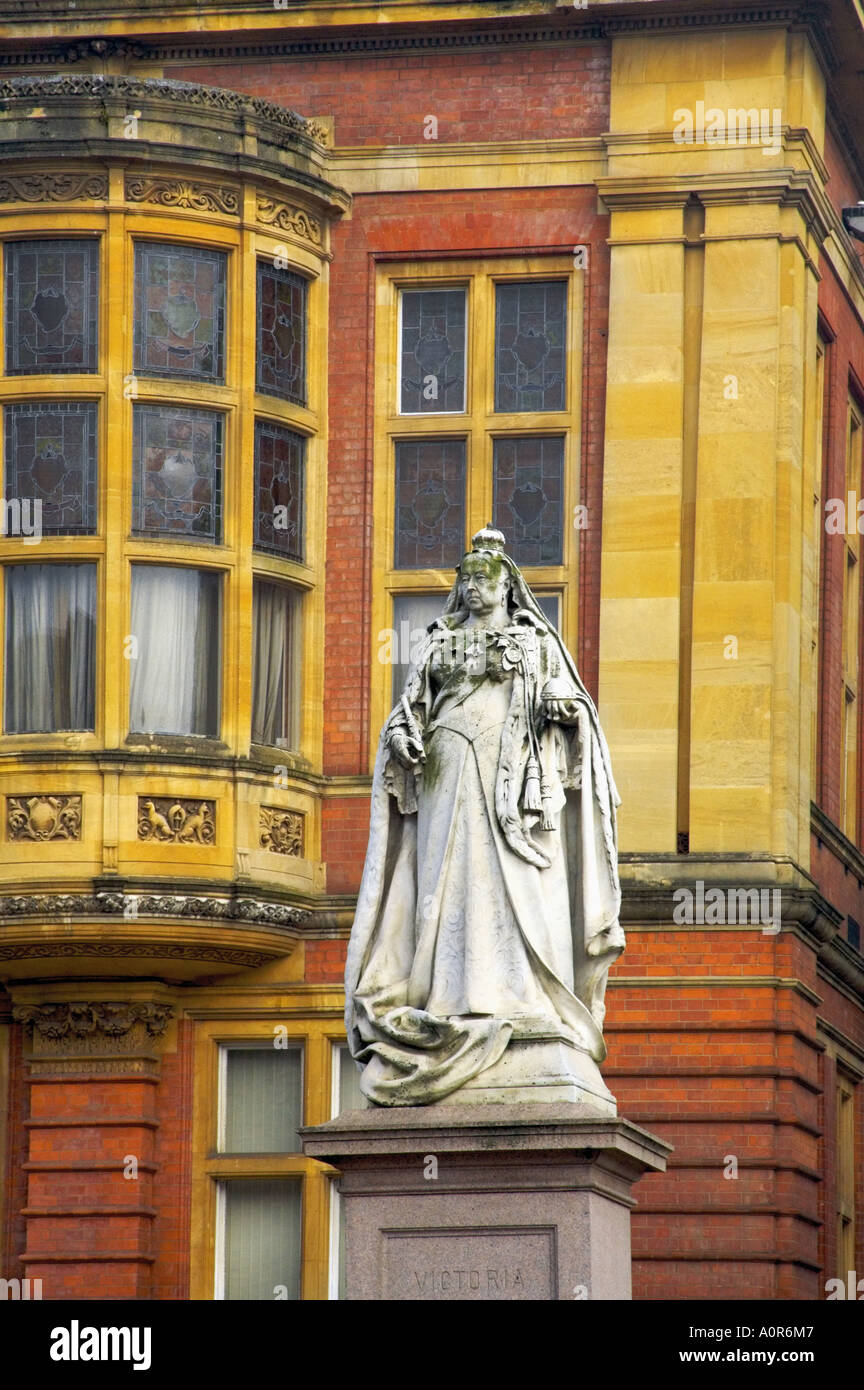 england midlands warwickshire leamington spa town hall statue of queen