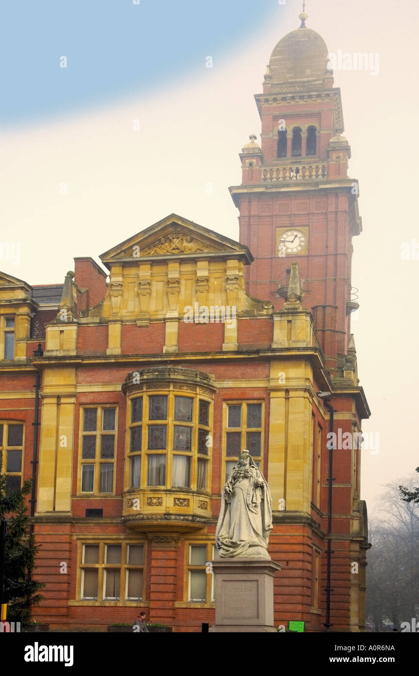 england midlands warwickshire leamington spa town hall statue of queen