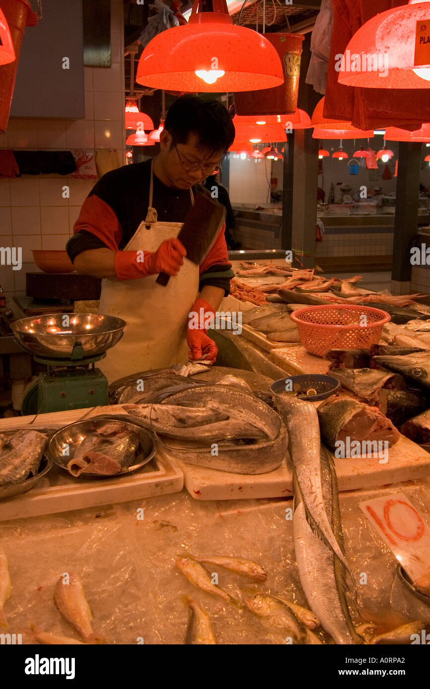 dh Fish markets stall shop TAIPO WET MARKET HONG KONG NT Fishmonger chopping shopkeeper preparing food china tai po New indoor Stock Photo