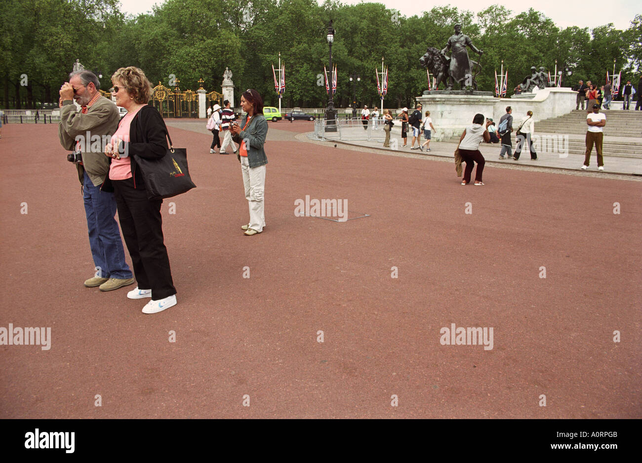 ENGLAND LONDON Tourists taking photographs outside Buckingham Palace Stock Photo