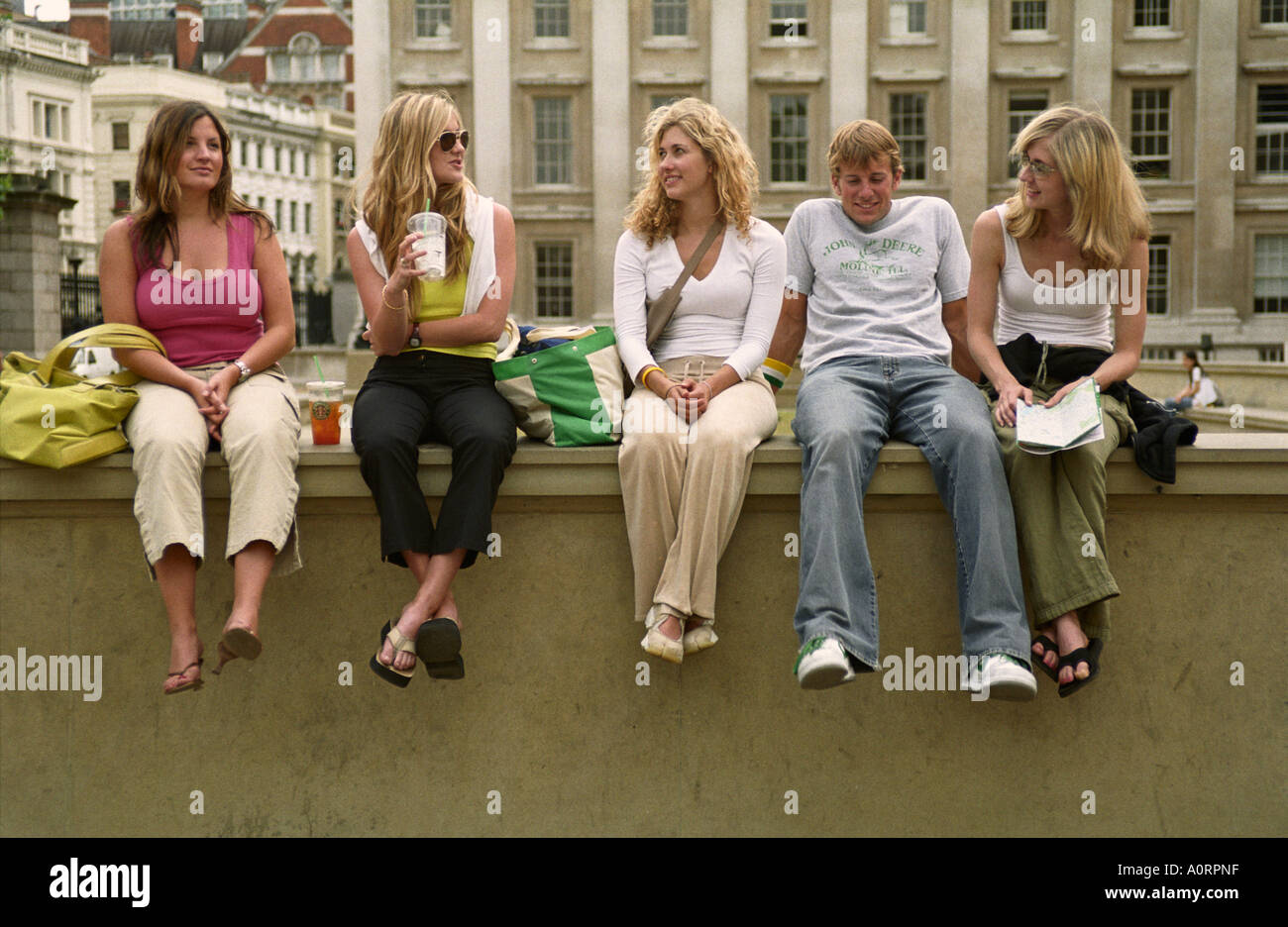 UK London Tourists from the USA sitting on wall of British Museum. Photo taken 2004 Stock Photo
