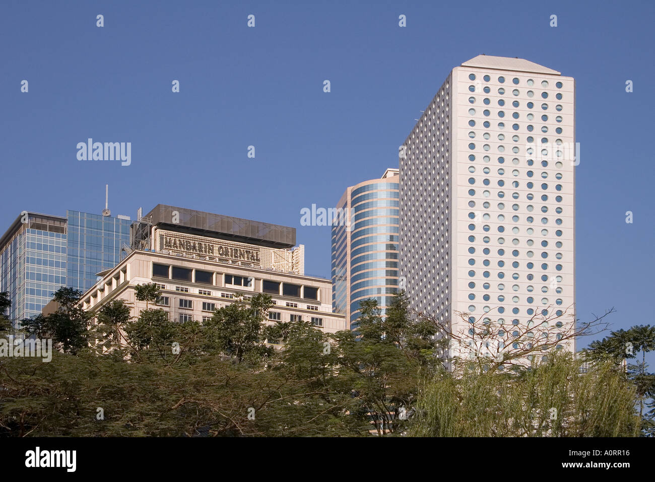 dh Mandarin Oriental  Hotel CENTRAL HONG KONG Tree tops hotels  roof and Connaughton Centre exterior jardine house Stock Photo