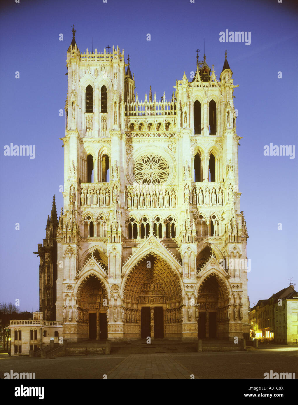 Cathedrale Notre Dame d Amiens night World Heritage Stock Photo - Alamy