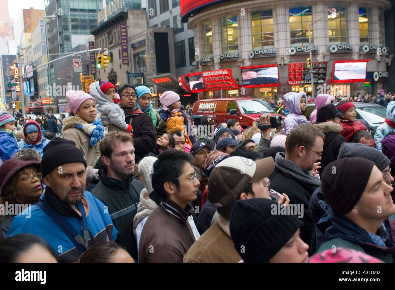 Crowds gathered to watch the 2005 Macy's Thanksgiving Day Parade in New York City Stock Photo
