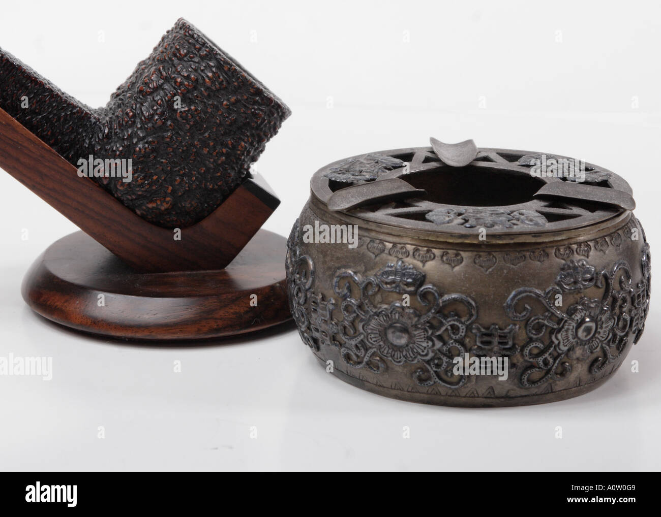 Antique Chinese Ashtray, pipe and pipe stand Stock Photo Alamy