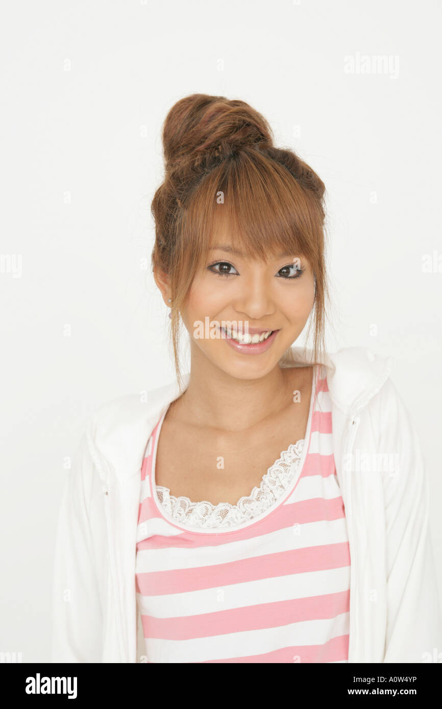 Portrait of a young woman smiling Stock Photo - Alamy