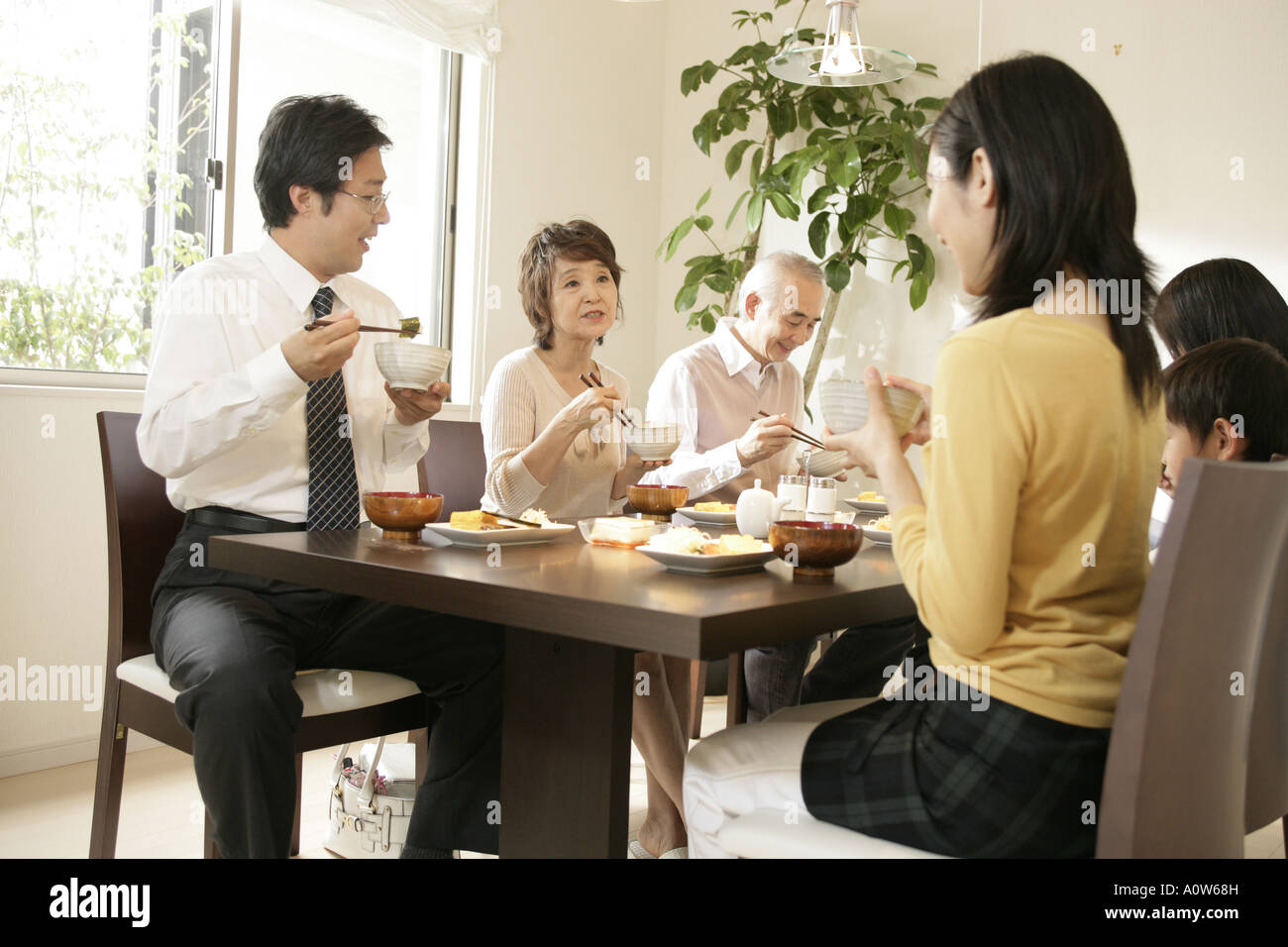 Group people sitting dining table hi-res stock photography and images ...