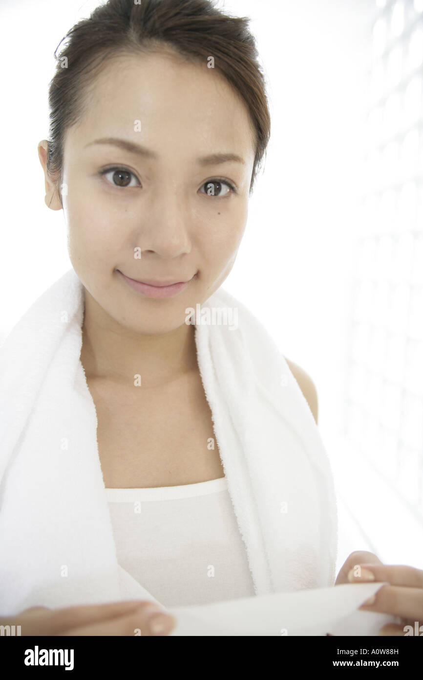 Portrait of a young woman smiling Stock Photo - Alamy