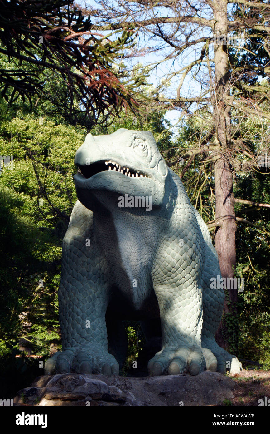 Crystal dinosaur carving hi-res stock photography and images - Alamy