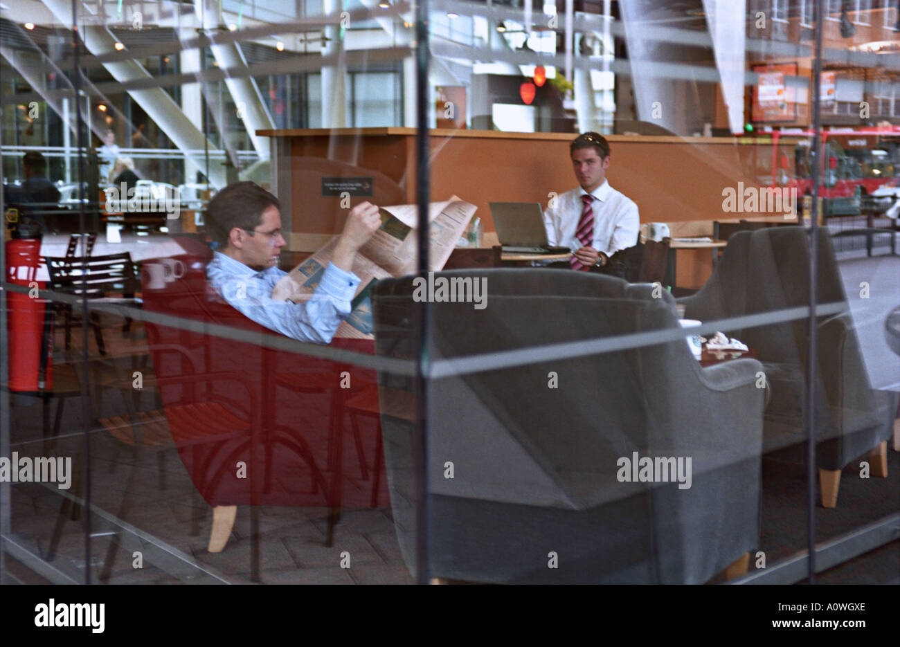 UK ENGLAND LONDON Office workers at a city cafe Stock Photo Alamy