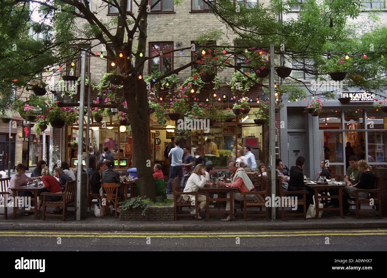 United Kingdom, England, London. Dining al fresco in Covent Garden area