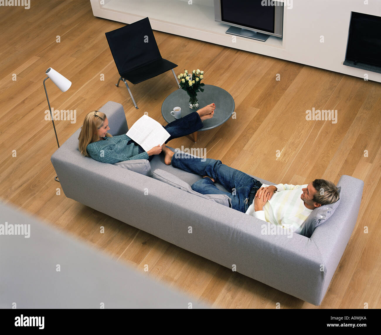 Young modern couple relaxing hi-res stock photography and images - Alamy