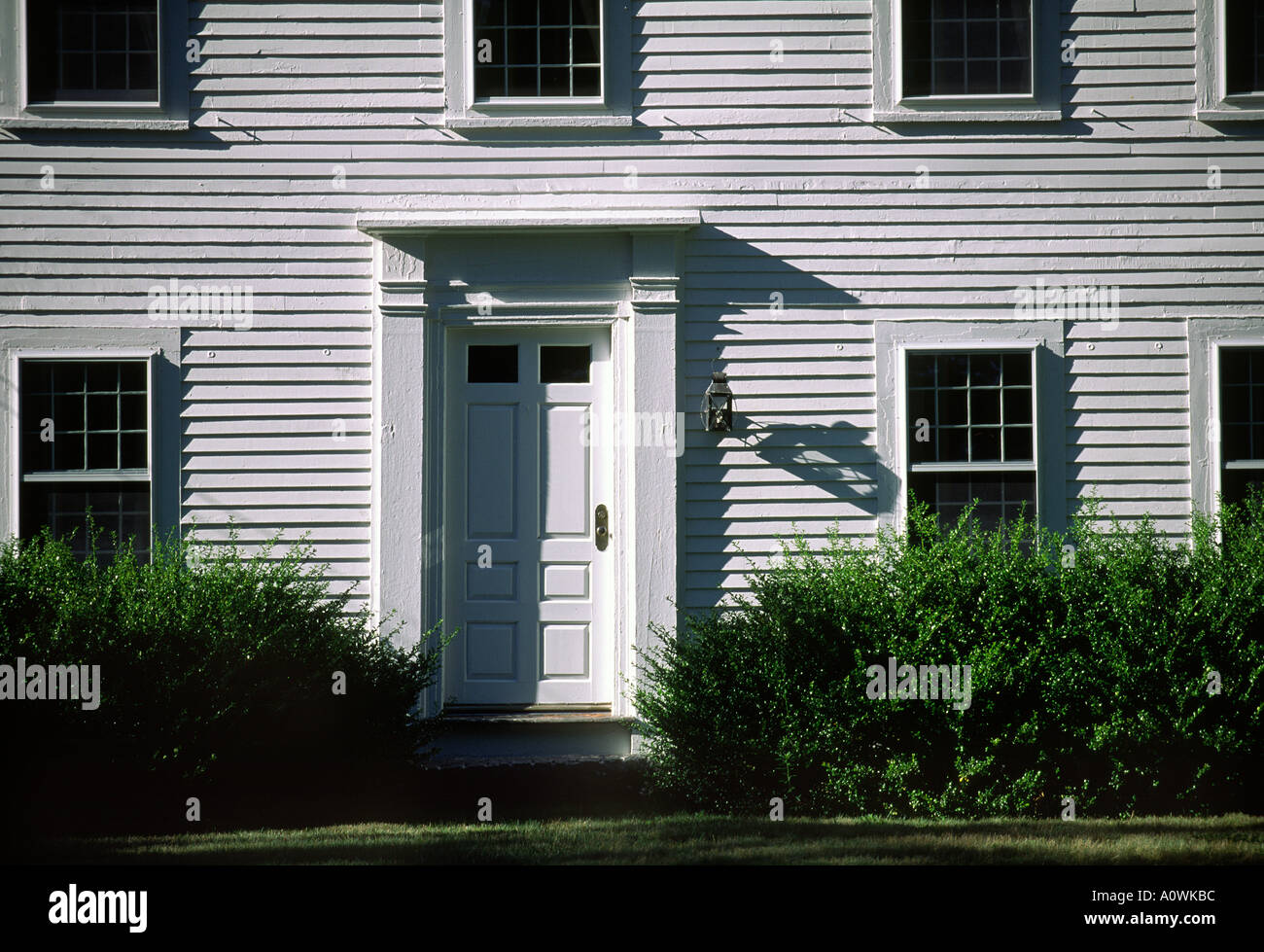 white clapboard colonial house Stock Photo Alamy