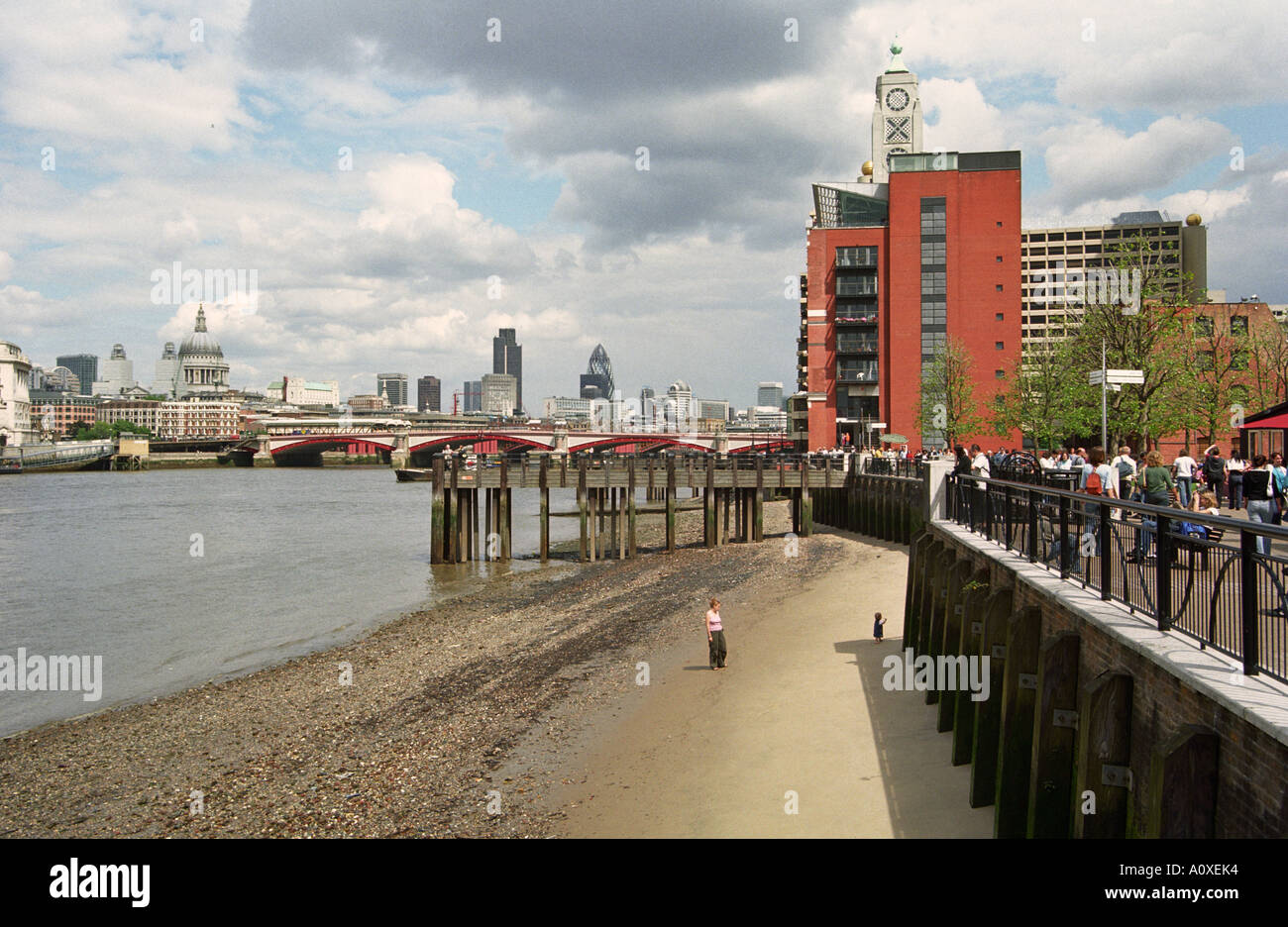 United Kingdom, England, London. Mother and child on the south bank of the River Thames Stock Photo