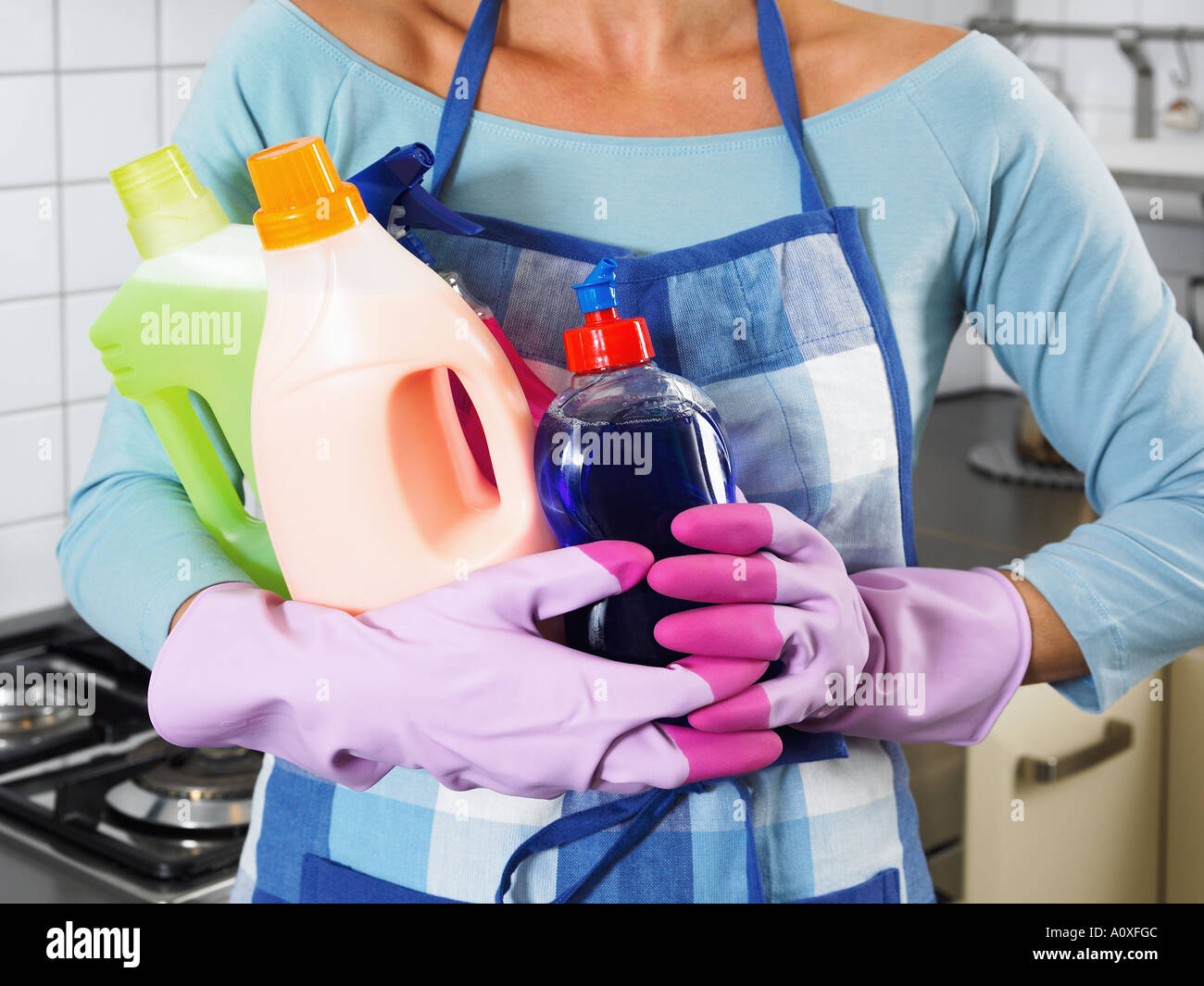 Химические средства в быту. Безопасные средства бытовой химии. Бытовая химия безопасность использования презентация. Химия в быту. Бытовая химия моющие и чистящие средства.