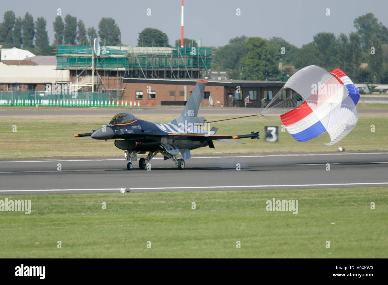 Royal Netherlands Air Force F 16AM landing with parachute assist on runway RIAT 2005 RAF Fairford Gloucestershire England UK Stock Photo