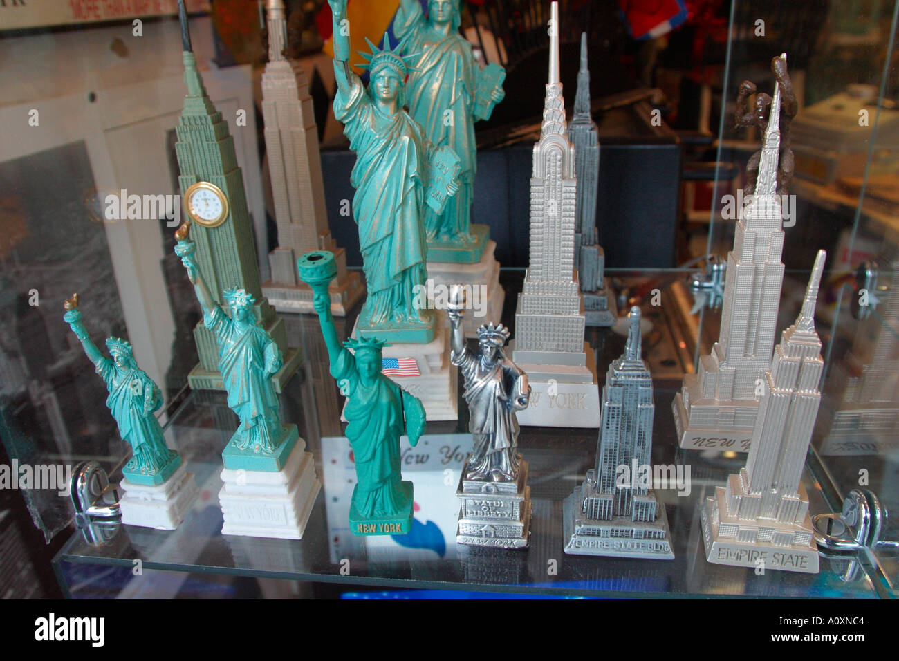 SOUVENIRS GIFT SHOP WINDOW MANHATTAN NEW YORK CITY USA, Stock